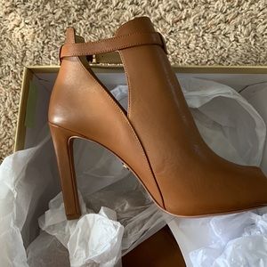Michael Kors open toe Booties color Luggage